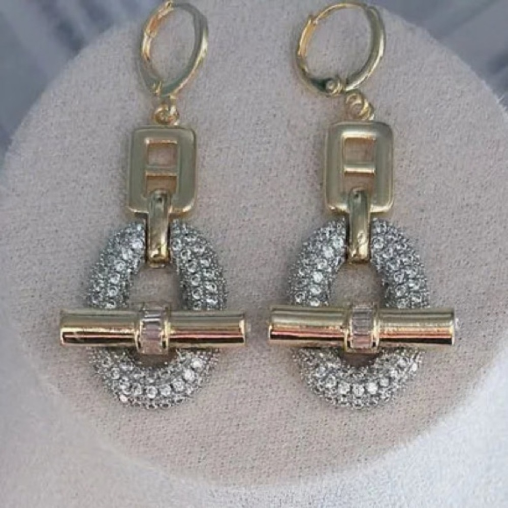 Elegant Crystal Drop Earrings - Picture 3 of 6